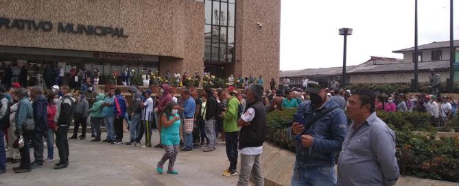 Personas afuera de la Alcaldía / Foto: cortesía